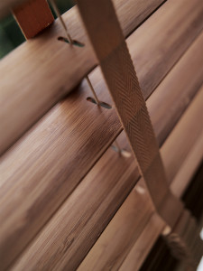 деревянные жалюзи материал бамбук цвет кофе с декоративной лесенкой