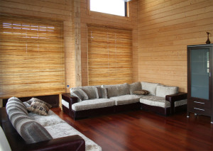 деревянные жалюзи цвет зебрано оформления окна в деревянном доме